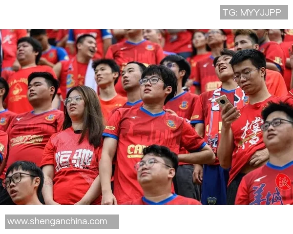 足球明星温暖瞬间抱起球迷展现亲和力与热情的感人画面