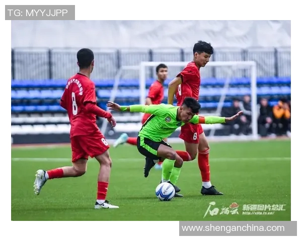 孩子们追逐足球明星的梦想与激情在绿茵场上绽放的瞬间