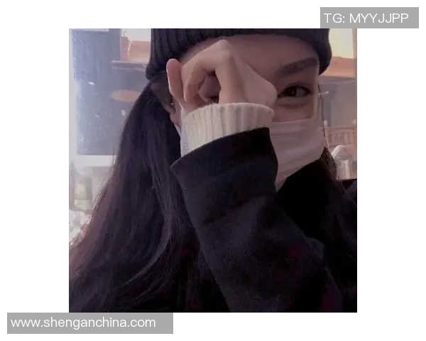 足球明星口罩头像女图片展示时尚与运动魅力的完美结合